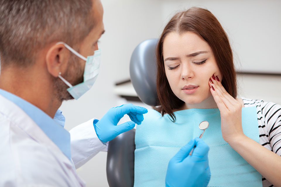 woman at the dentist because of mouth pain